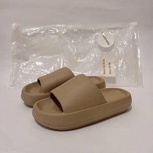 NWOT Sootheez 3D Cloud Slides Taupe/Beige Size 35/36
